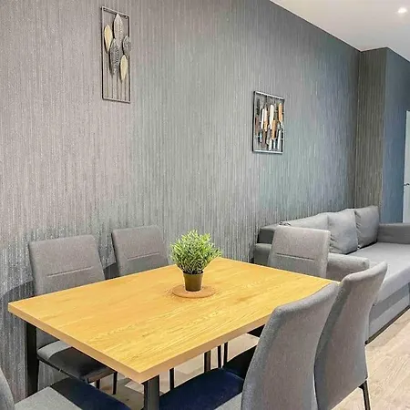 I77 Spacious Modern 3bedroom *