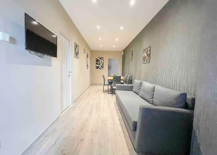 I77 Spacious Modern 3bedroom アパート ブダペスト